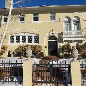 Pineapple House, Romantic 3 Bed 2 Bath Apt, Sleeps 6! Private Balcony! Center! Free Parking! Apartment Denver